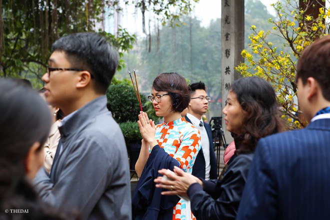 Hà Nội: Người dân đổ xô đến các chùa cầu an, mua muối lấy may mắn đầu năm Hà Nội: Người dân đổ xô đến các chùa cầu an, mua muối lấy may mắn đầu năm